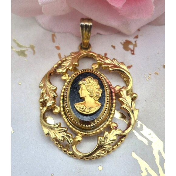 Vintage Whiting & Davis Gold Tone & Black Cameo Leaf Pendant Classic 2" - Picture 1 of 5